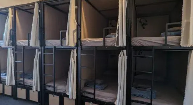 Женская капсула Base Camp Hostel