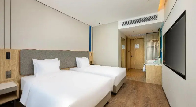 Четырёхместный номер Standard Holiday Inn Express Zhanjiang Coast by IHG