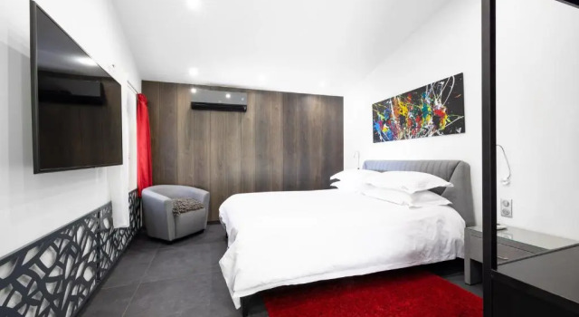 The Address Cassis