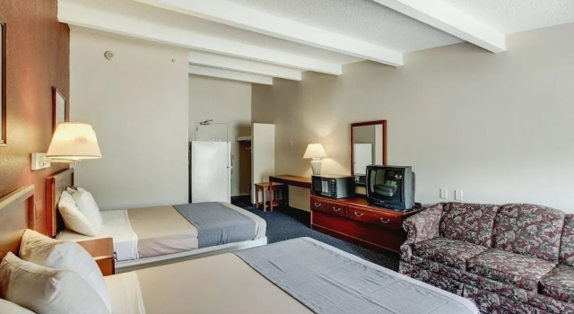 Четырёхместный номер Standard с балконом Red Carpet INN Whippany