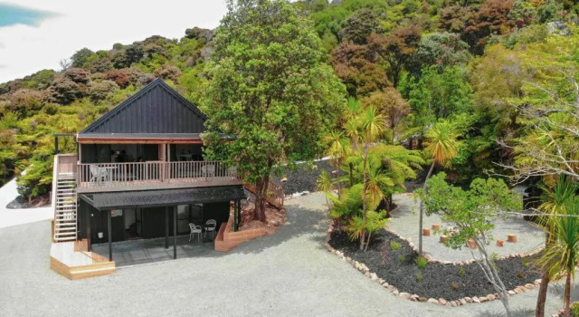 Студия Tui & Nikau Cabins