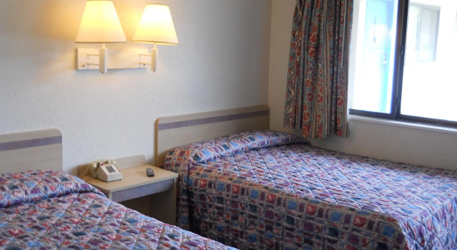 Четырёхместный номер Standard Travelodge by Wyndham Grand Rapids North