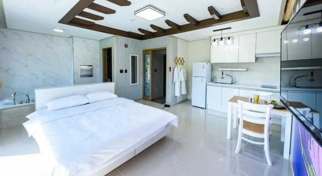 Yeosu Sora Noeul Pension, Prenota Affittacamere Hotel a Sud Jeolla con piscina, Piscina