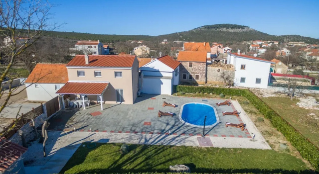 Вилла с 3 комнатами с балконом и с видом на бассейн Villa Elm