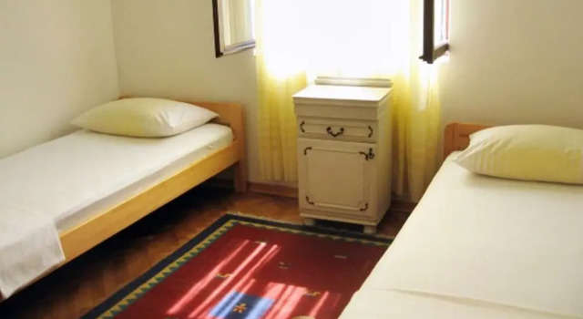Three Bedroom House With Terrace, Book Feriehus Hoteller i Pasman Island med parkering, Parkering