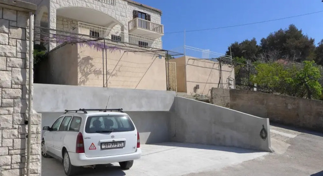 Mari - 30 m From sea - A1, Varaa Hotelli Hotellit Split-Dalmatia pysäköinnillä, Pysäköinti