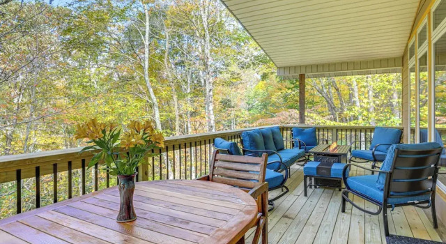 Woodland Gem w/ Pool Access: Linville Land Harbor, Book Feriehus Sommerhuse i Pineola, Hytte