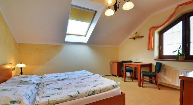 Restaurace a penzion Kamenec, Book Hotel Hoteller i Moravia-Silesia med parkering, Parkering
