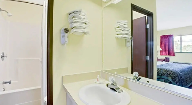 Номер Standard Days Inn by Wyndham Athens