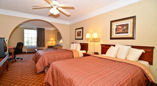 Четырёхместный люкс Standard Peach State Inn & Suites