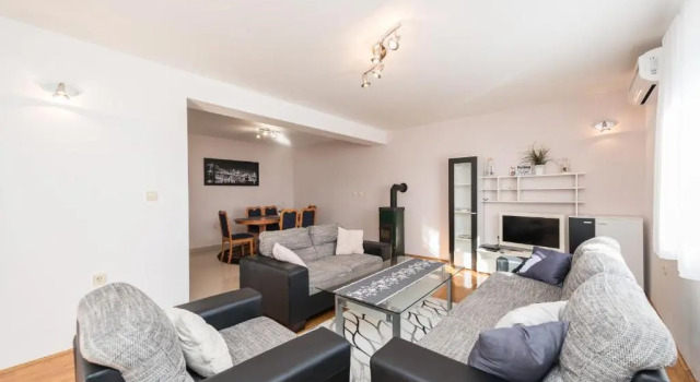 Family Friendly Pool House Ana near Zadar - Happy Rentals, Забронировать Дом для отпуска Коттеджи Задарской жупания, рядом с Пляж Марина Далмация, Коттедж