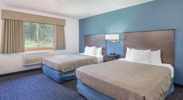 Четырёхместный номер Standard AmericInn by Wyndham Hayward