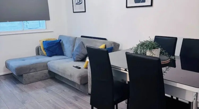 Stylish 1 Bed Flat Lakeside Shopping Mall