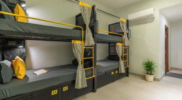 Кровать в общем номере с видом на город The Hosteller Bam Jaipur, Hawa Mahal