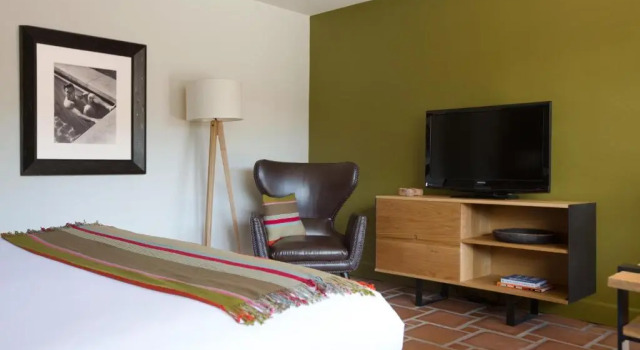 Кровать в общем номере (мужской номер) Цокольный этаж Santiago Resort - Palm Springs Premier Gay Men’s Resort