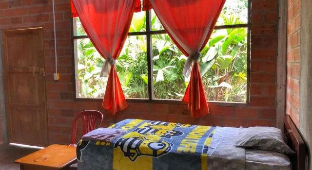 Кровать в общем номере Misahualli Laguna Paikawe B&B
