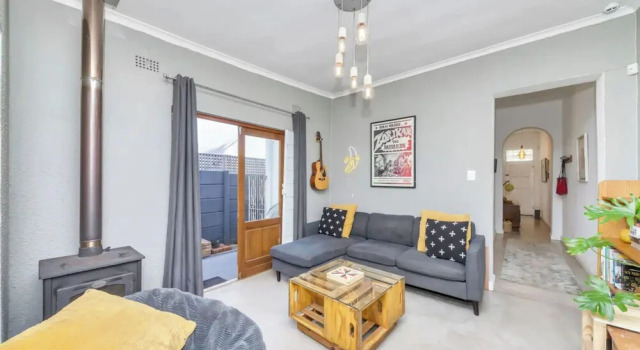 Коттедж с балконом Modern and Stylish 2 BD House in Claremont