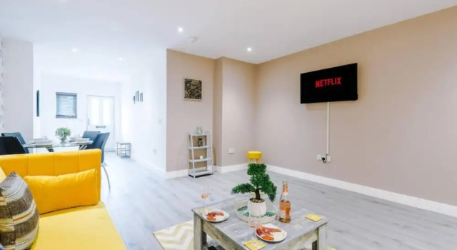 Апартаменты Old Trafford Two-bedroom Stay by Belvilla