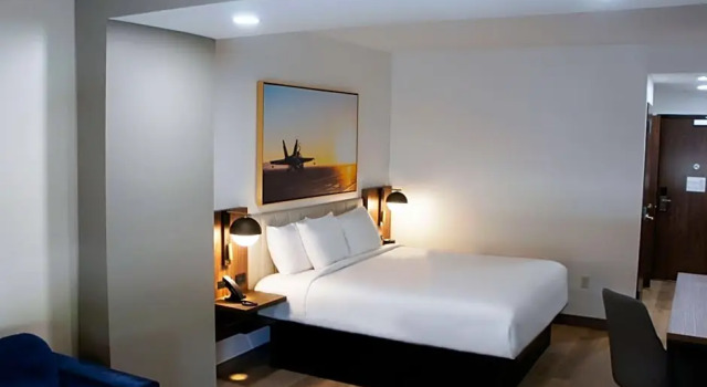 Люкс La Quinta Inn & Suites by Wyndham Manchester - Arnold AFB