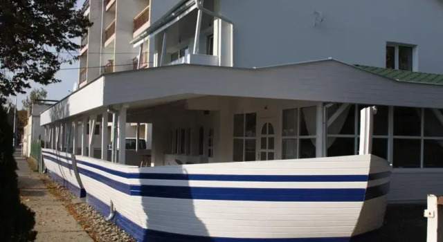 Admirális Panzió és Étterem, Забронировать Отель Отели Хайдусобосло с завтраком, рядом с Bell House, Завтраки