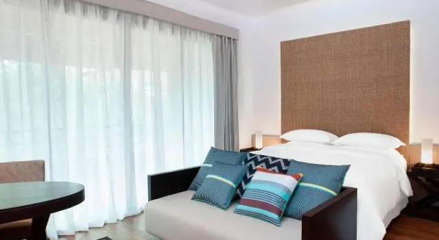 Люкс с балконом и с видом на сад Sheraton New Caledonia Deva Spa & Golf Resort