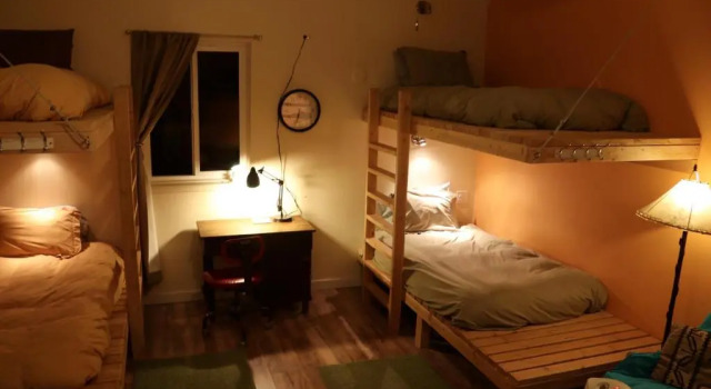 Кровать в общем номере Mancos Inn