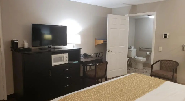 Номер Standard Travelodge by Wyndham Traverse City MI