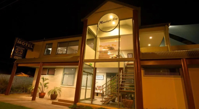 Moonlight Bay Apartments, Book Apartment Rye 