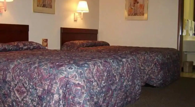 Четырёхместный номер Standard Budgetel Inn & Suites