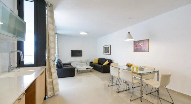 3 Ma'on - By Beach Apartments TLV, Забронировать Апартаменты/квартира Тель-Авив Тель-Авивский округ, рядом с Independence Hall Museum
