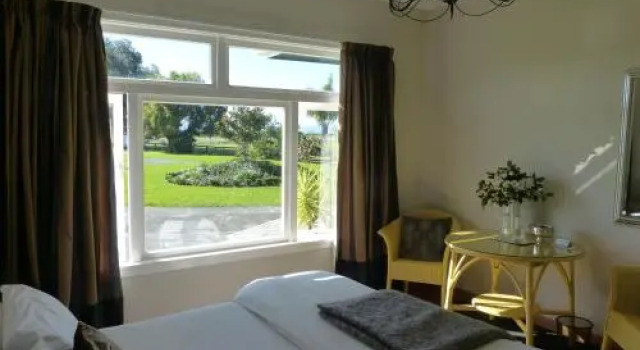 Miranda Homestead B&B, Book Bed and Breakfast Hoteller i Waitakaruru med parkering, Parkering