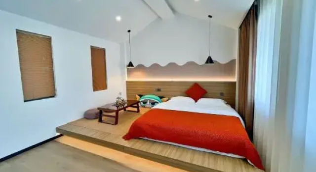 Люкс с балконом и с видом на внутренний двор Lazy Getaway Mountain View Resort (Dali Ancient Town Branch