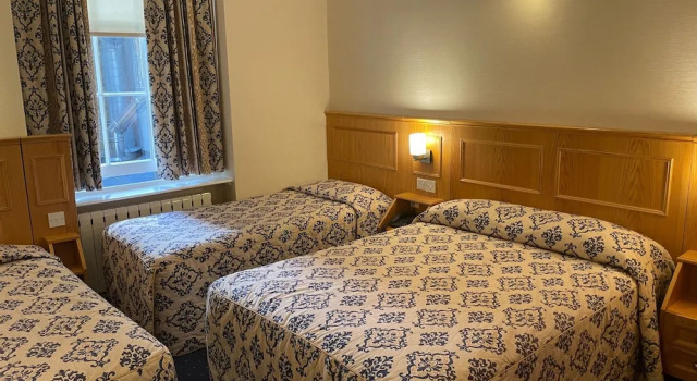 Четырёхместный номер Standard Olympic House Hotel