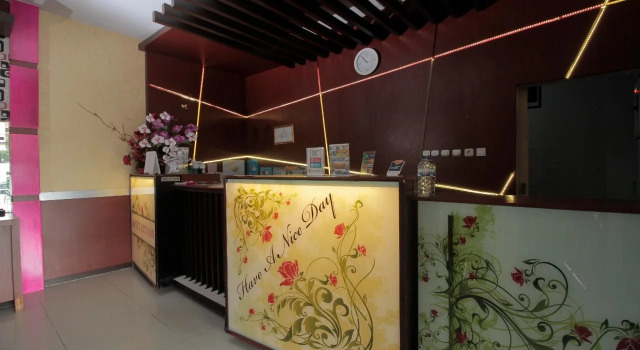 RedDoorz Plus near Bundaran Besar Palangkaraya, Book Hotel Palangkaraya 