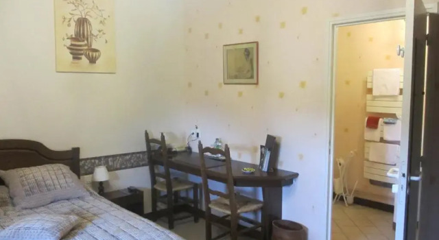 Двухместный номер Standard Hôtel-Restaurant La Crèche et sa piscine intérieure - Logis Hôtels