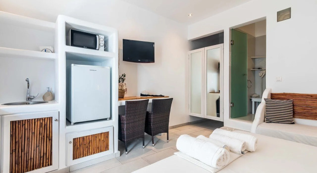 Niki Savvas Studio & Suites, Prenota Affittacamere Hotel a Pollonia con colazione, Colazione