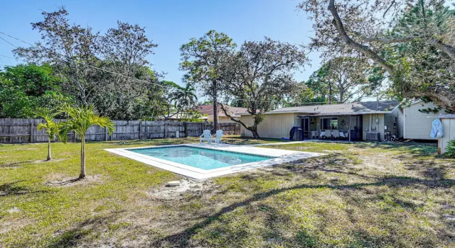 Коттедж Pet Friendly! Sunny Getaway 3 Mi to Barefoot Beach