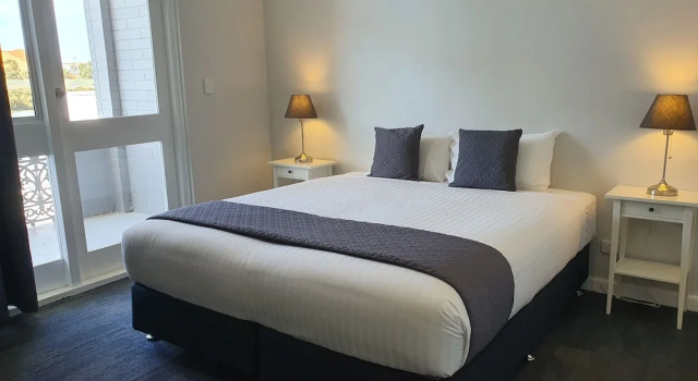 Номер Standard с балконом The Parade Hotel