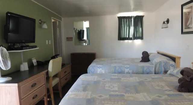 Четырёхместный номер Standard 100 Mile Motel & RV Park