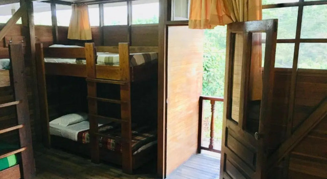Кровать в общем номере Hotel El Albergue Español