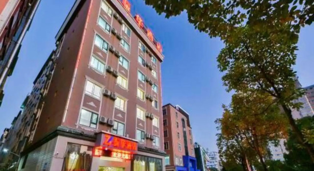 Chuxiong Dongbao Hotel