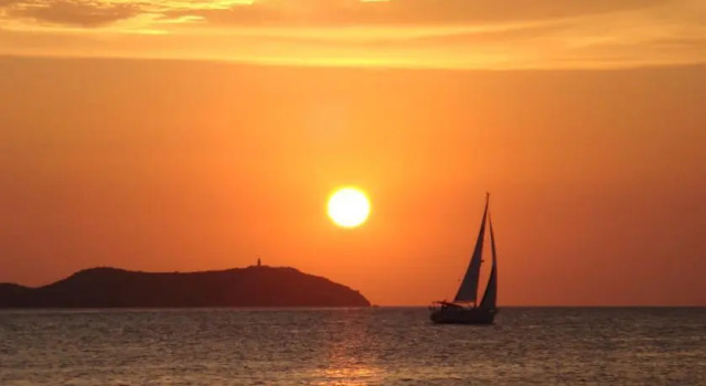 Ibiza Charter Silenzio Bianco, Book Hotel Sant Antoni de Portmany 
