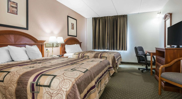 Четырёхместный номер Standard Quality Inn & Suites Binghamton Vestal