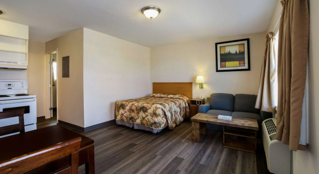Четырёхместный люкс Canadas Best Value Inn Fort St John