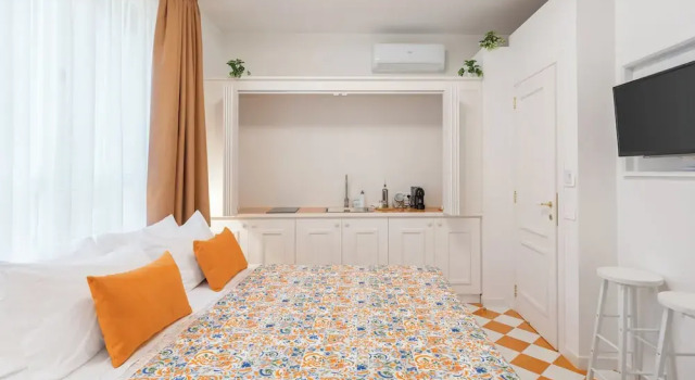 Luxury New Sorrento Home With Terrace - Sleeps 12, Забронировать Апартаменты/квартира Отели Сорренто с парковкой, рядом с St.Francis Church and Convent, Парковка