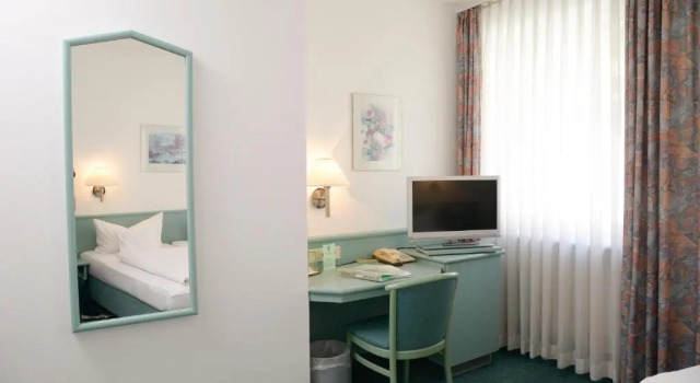 Hotel Till Eulenspiegel - Nichtrauchhotel, Забронировать Отель Отели Вюрцбурга 3 звезды, рядом с Музей при соборе, 3*