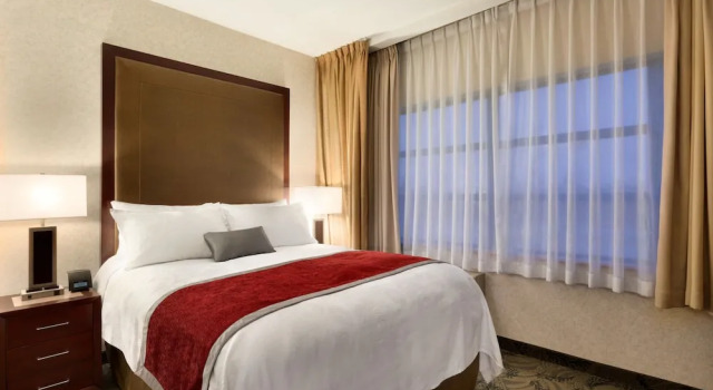 Люкс Poco Inn and Suites Hotel & Conference Centre