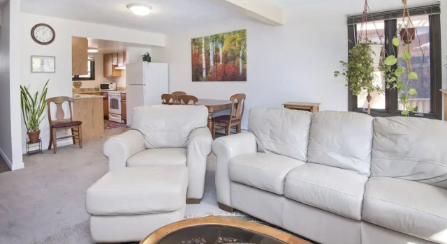 Creekside Townhome With Wood Burning Fireplace In Vail, Co 3 Bedroom Townhouse by RedAwning, Забронировать Отель Отели Вейл с парковкой, Парковка