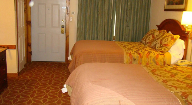 Ludlow Colonial Motel, Varaa Motelli Hotellit New England uima-altaalla, Uima-allas