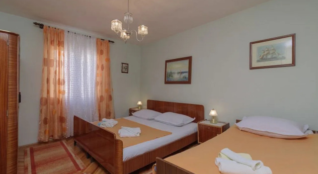 Rooms Center of Trogir, Забронировать Гостевой дом Отели Трогир с парковкой, рядом с Church of St. Barbara, Парковка
